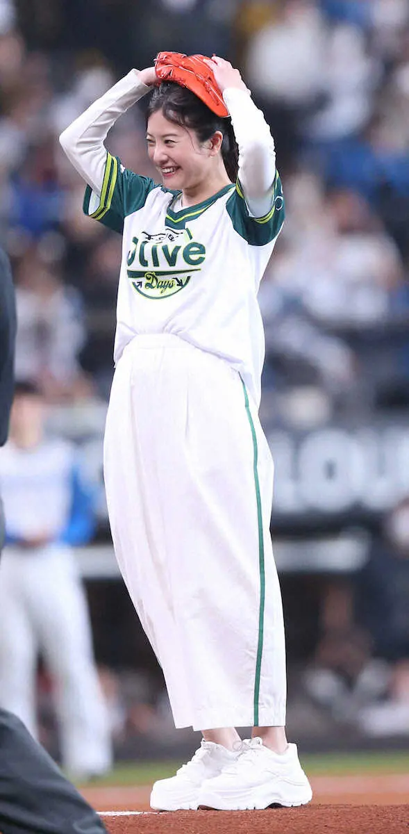 吉高由里子がエスコンフィールドで始球式　コロコロ投球に頭抱える