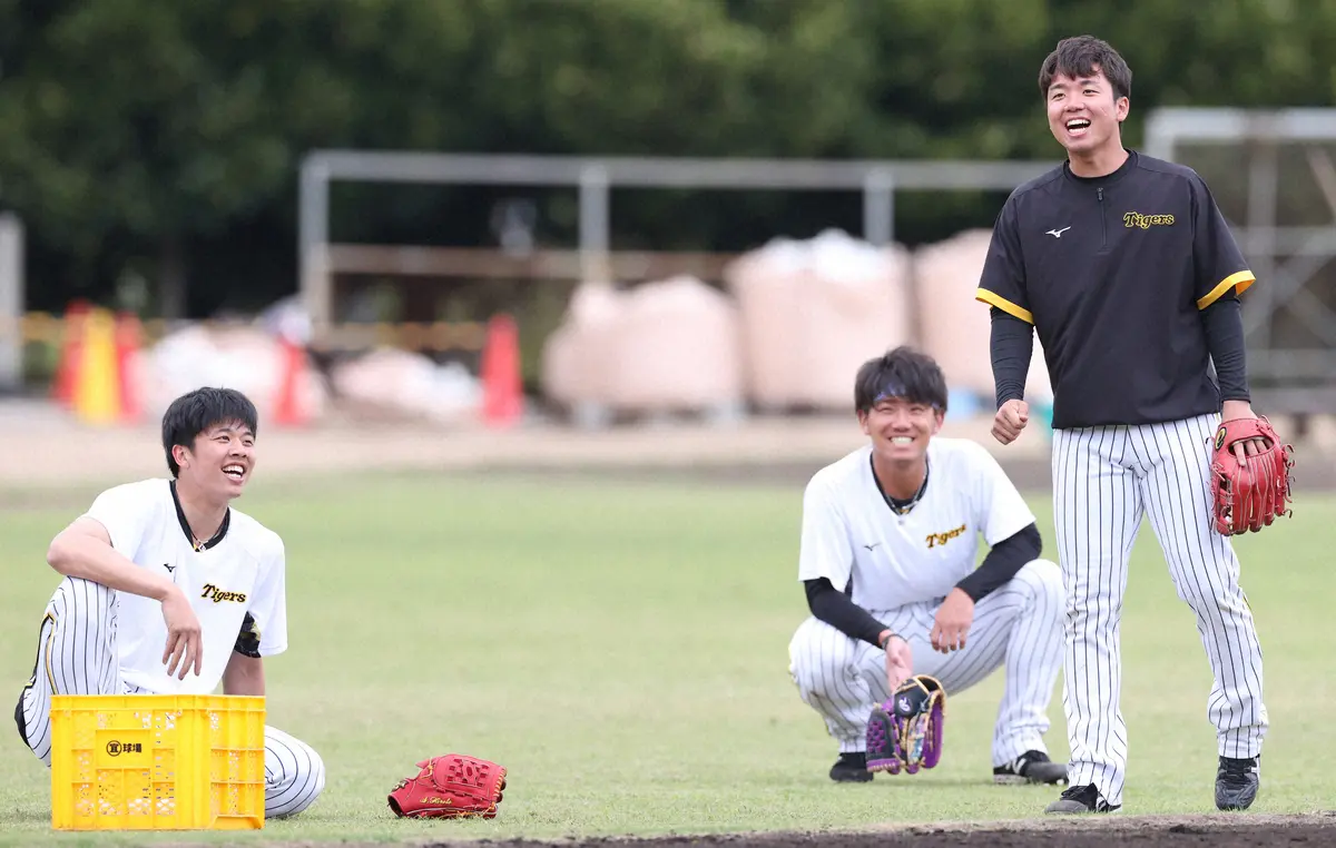 今春の阪神宜野座キャンプで、笑顔で練習を行う（左から）才木、伊藤将、村上