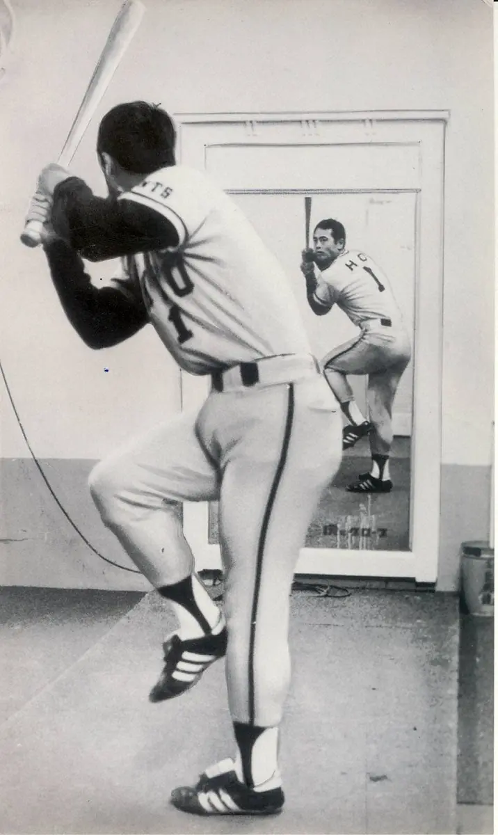 1978年、開幕前日、鏡の前で一本足打法をチェックする巨人・王貞治