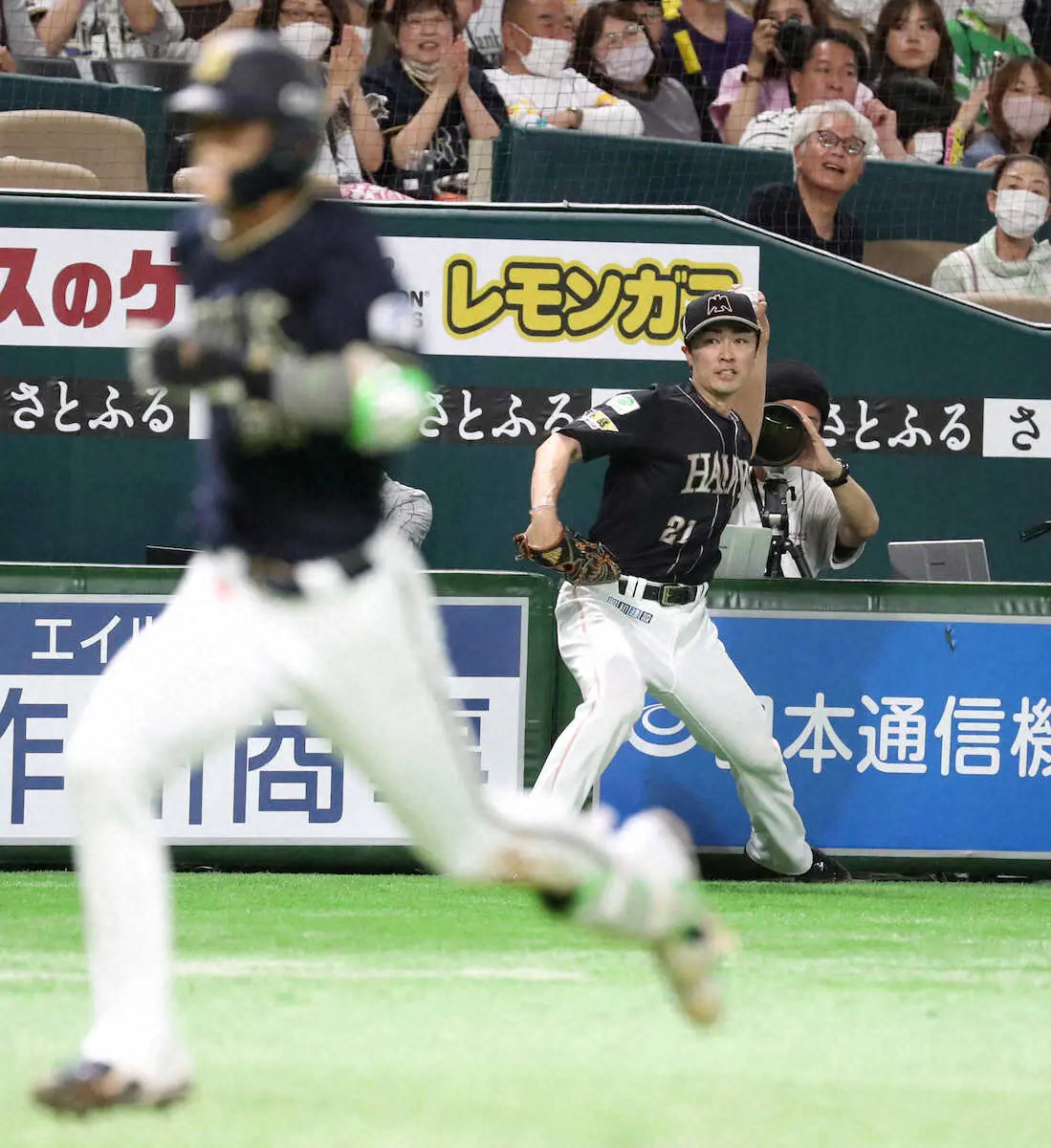 ＜ソ・オ6＞初回1死二塁、中越え適時三塁打を放った中川圭の打球で送球がそれカバーに入った和田（撮影・中村　達也）