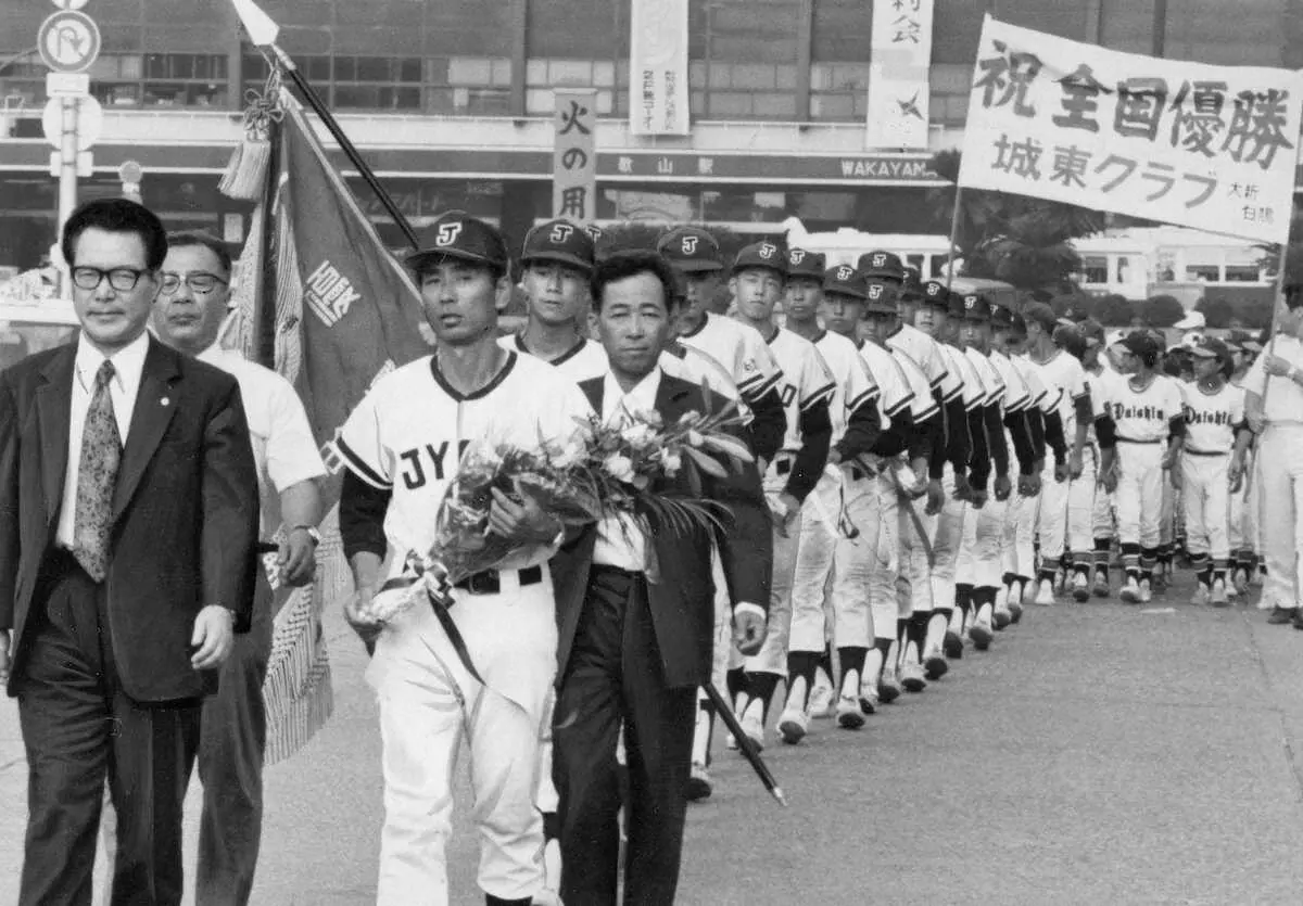 花束を手にした谷口健次監督を先頭に和歌山駅前をパレードする城東クラブの選手たち（1976年8月6日）