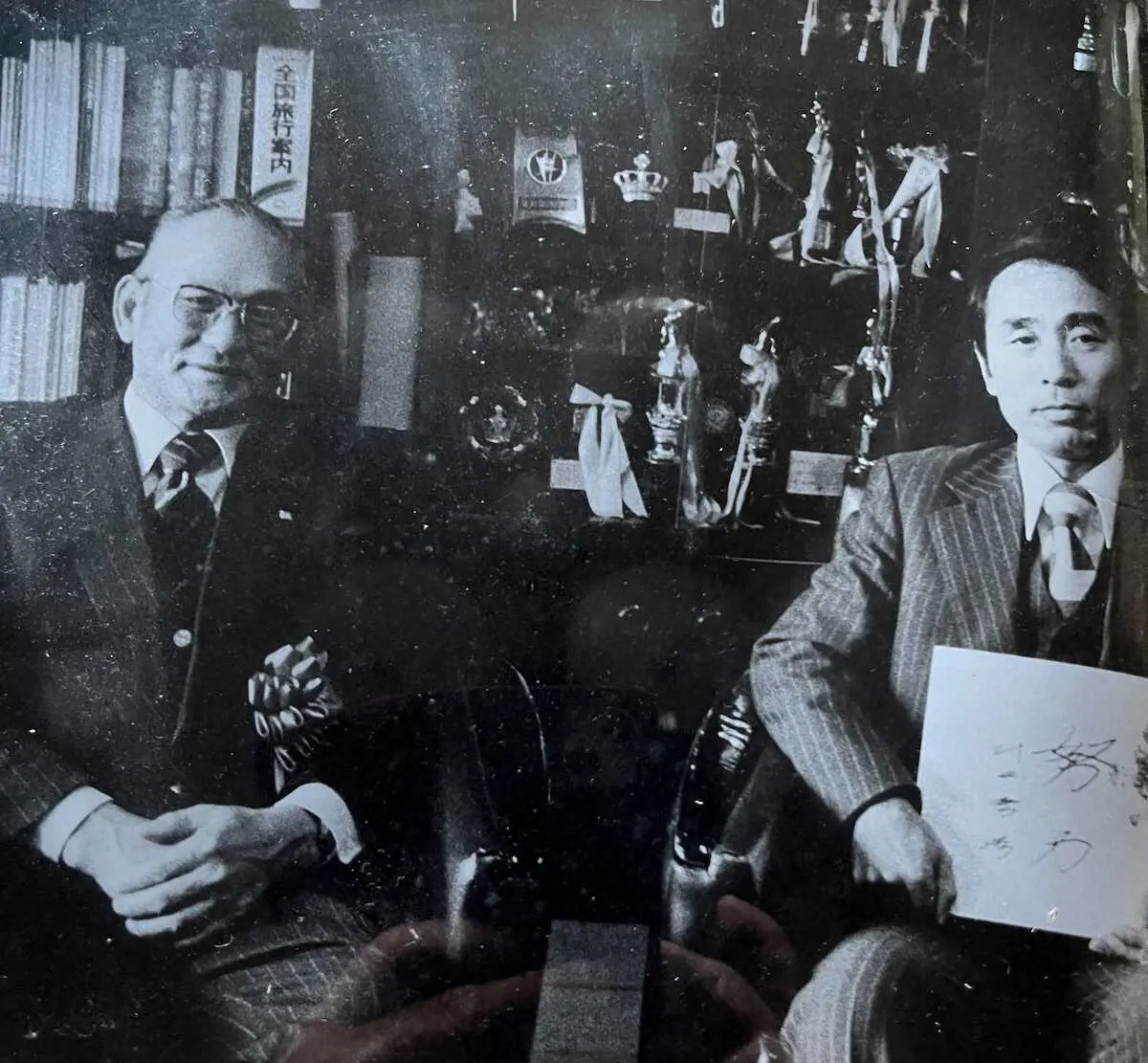 自宅を訪れ、「努力」の色紙を贈られたた川上哲治氏（左）と谷口健次さん（1976年）＝遺族提供＝
