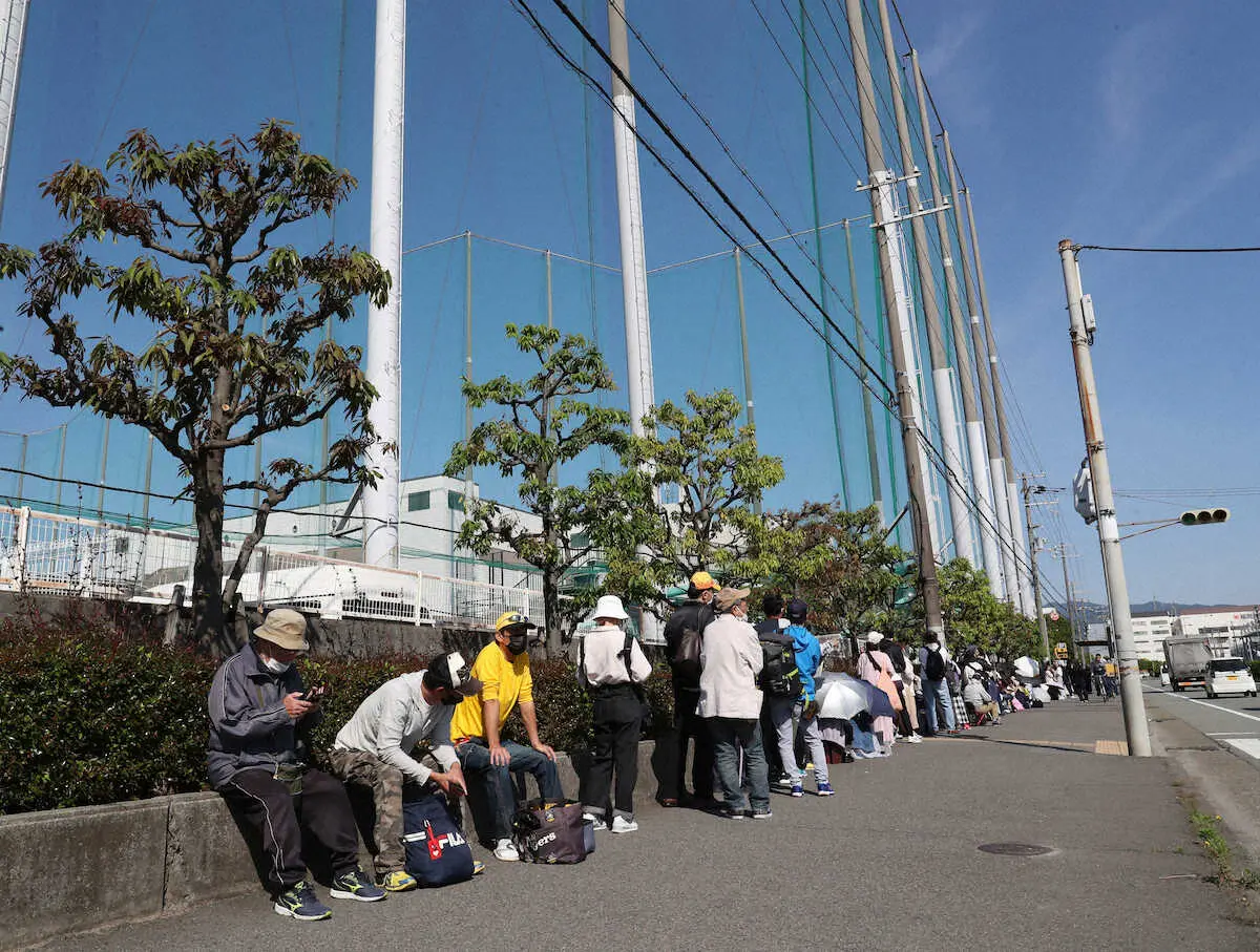 阪神・3年ぶり有観客開催の鳴尾浜球場に長蛇の列　開門30分前に100人