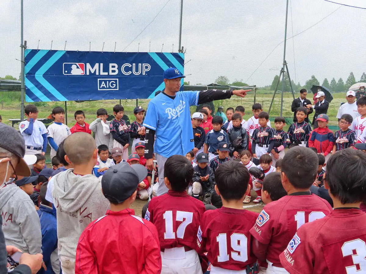 元大リーガーのマック鈴木氏が野球教室　約130人の小学生を熱心に指導し「一番大切なのは楽しむこと」