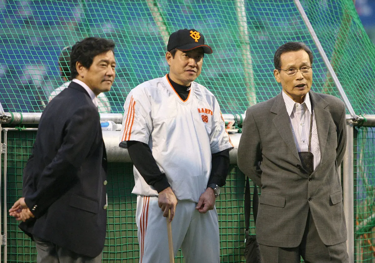 09年、試合前に談笑する、（左から）栗山英樹氏、巨人・原辰徳監督、中西太氏