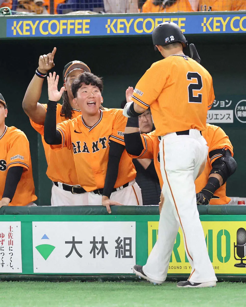 ＜巨・D＞6回、坂本の二塁打で生還した吉川を笑顔で迎える田中千（撮影・篠原岳夫）