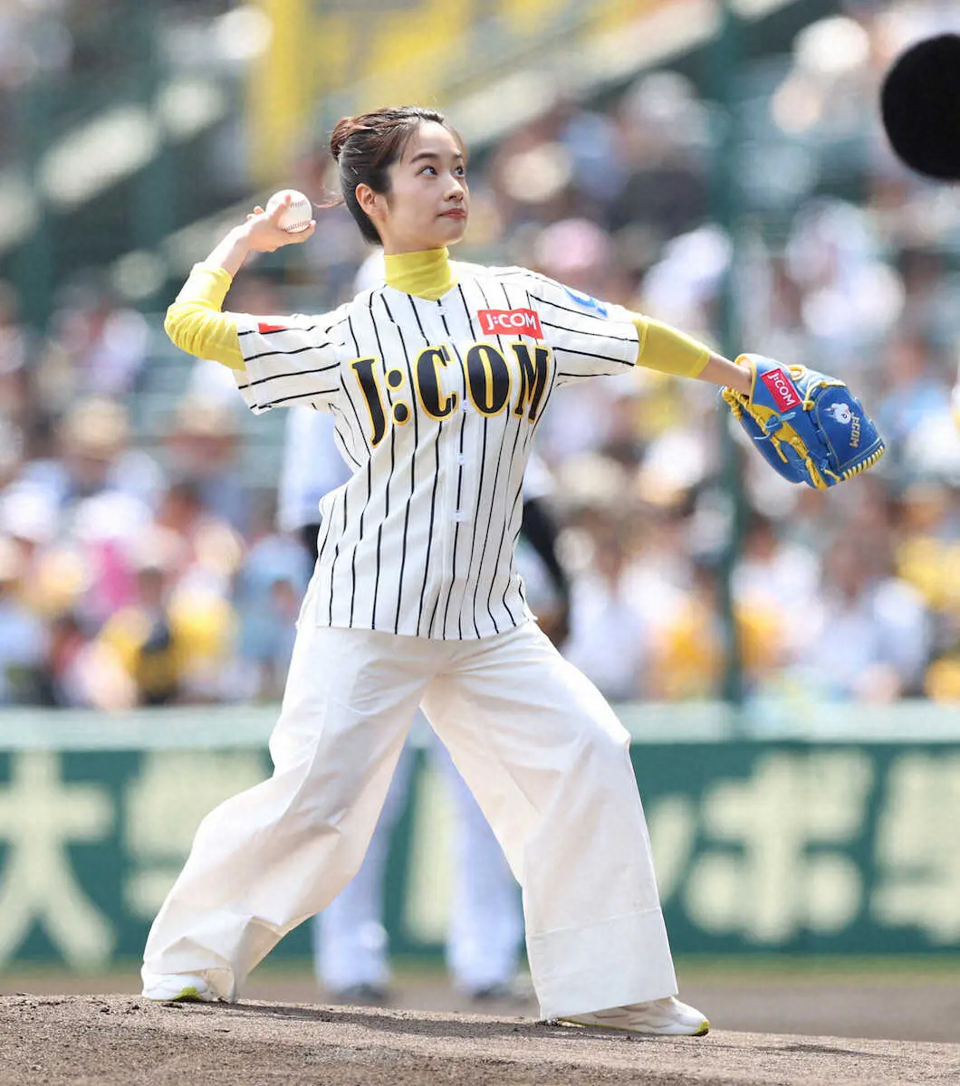 【画像・写真】女優・藤間爽子が伝統の一戦で　ツーバン始球式「次はバウンドしないで投げられたら」