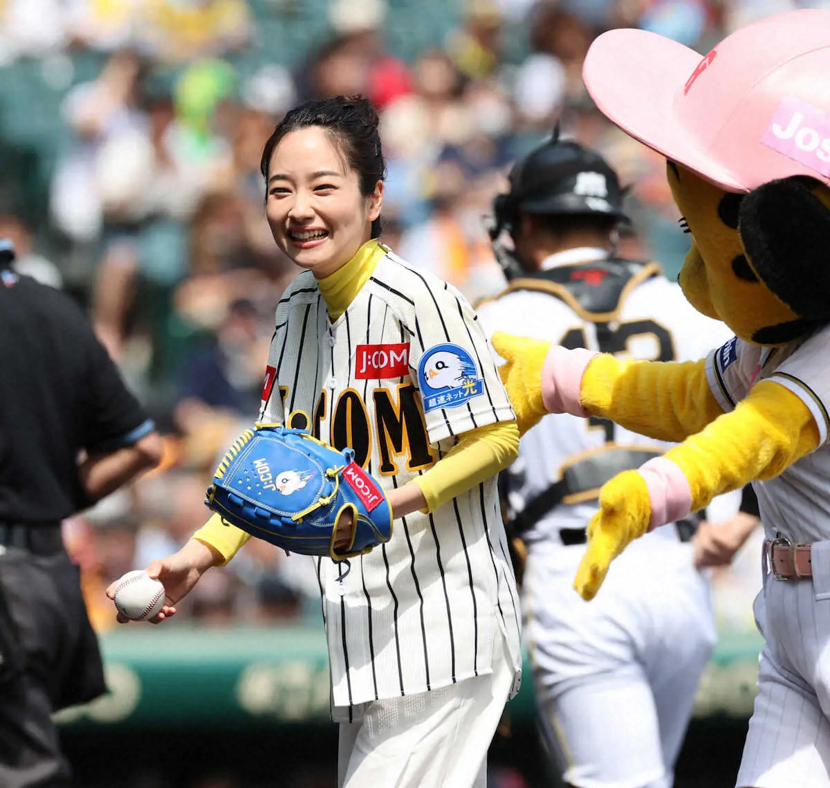 女優・藤間爽子が伝統の一戦で　ツーバン始球式「次はバウンドしないで投げられたら」