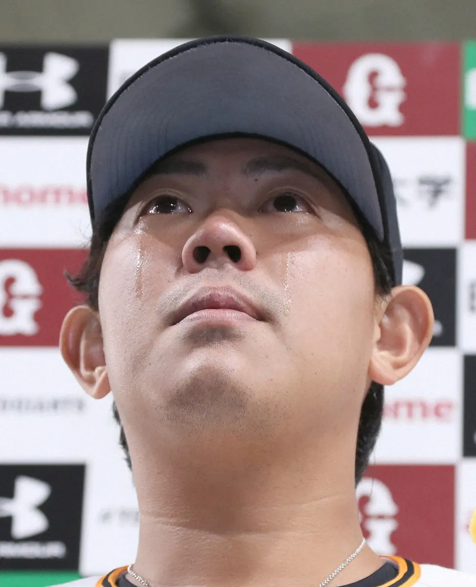 2017年の交流戦で勝利投手となり、山口俊はヒーローインタビューで涙を流す