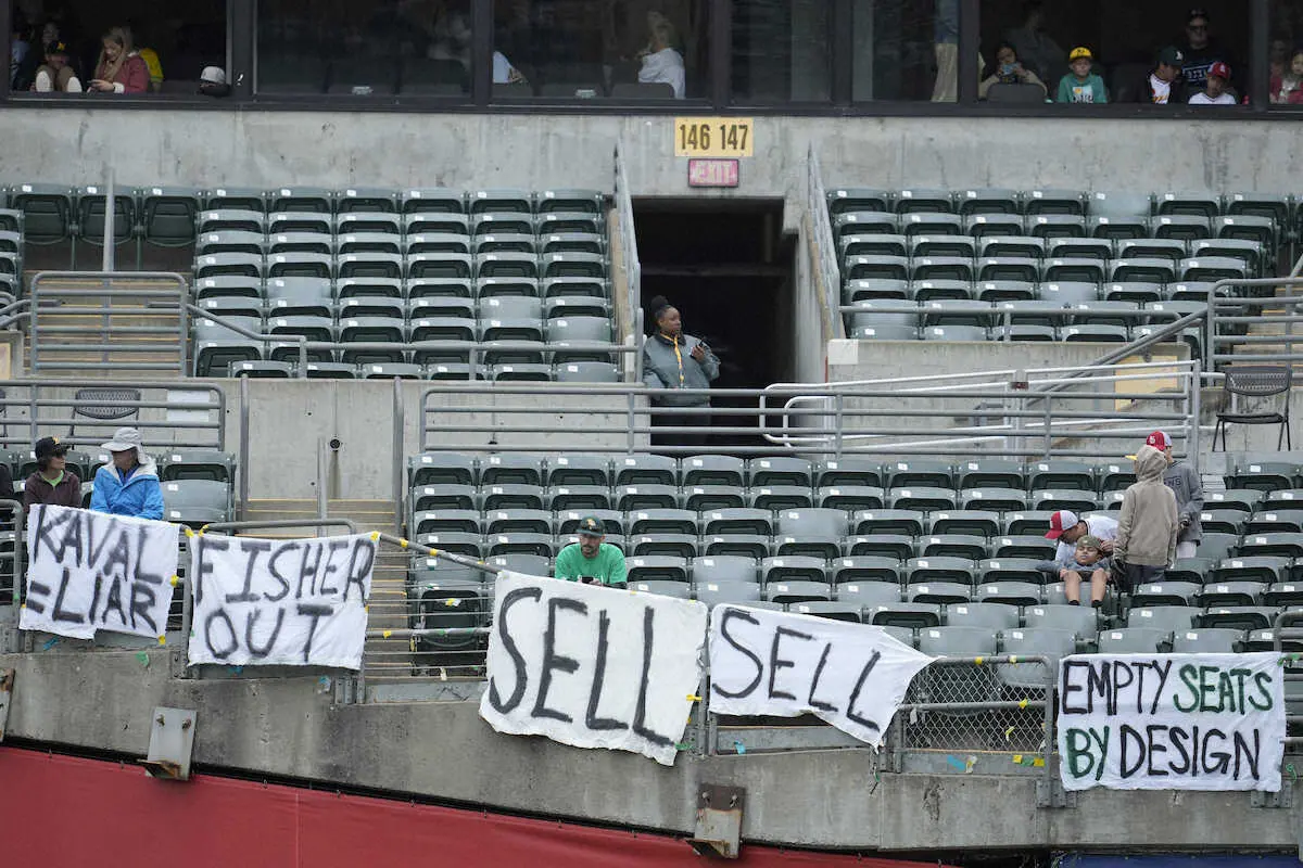 球団経営陣を非難する横断幕を掲げるオークランドの地元ファン（AP）
