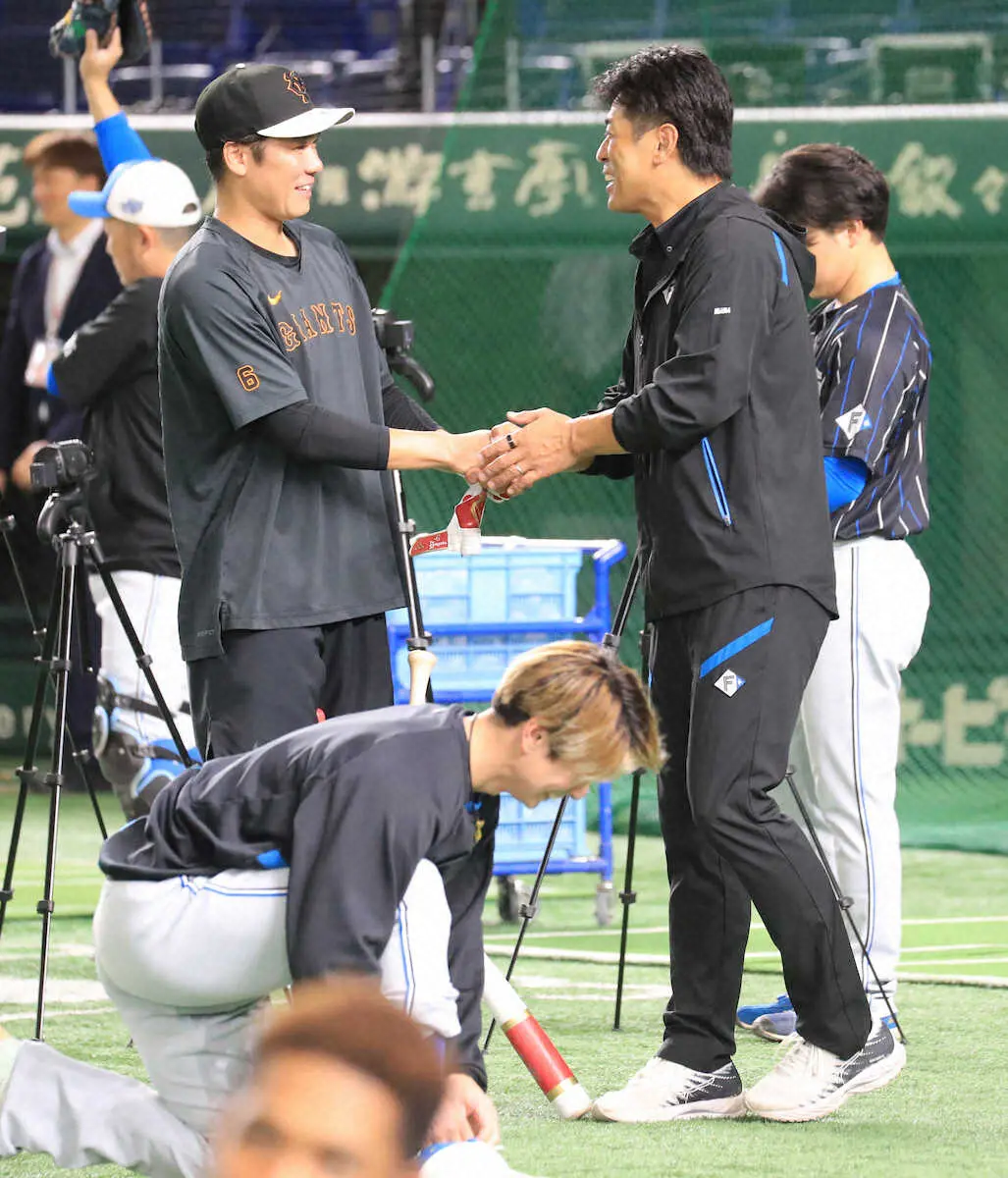 ＜巨・日＞試合前に握手をする坂本（左）と日本ハム・稲葉GM（撮影・篠原　岳夫）