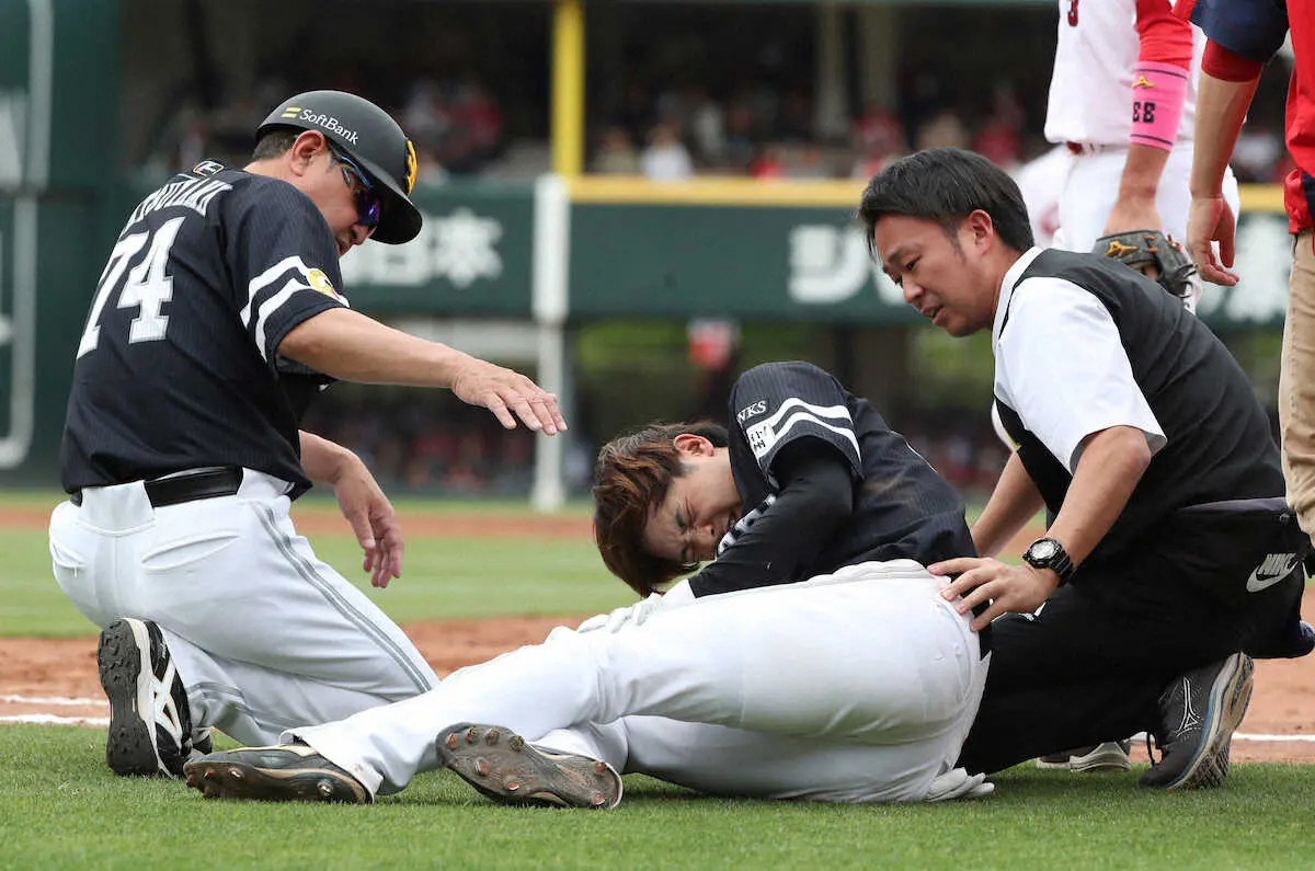 ソフトB　川瀬が左膝を痛めて途中交代　5回に一塁手と接触　藤本監督「明日病院に行く」