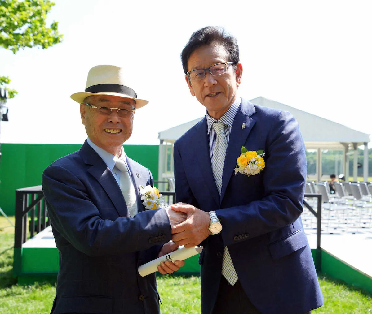 ディープインパクトゲート公開記念セレモニーに出席した栗山氏（右）は池江氏と握手を交わす（撮影・高橋　茂夫）
