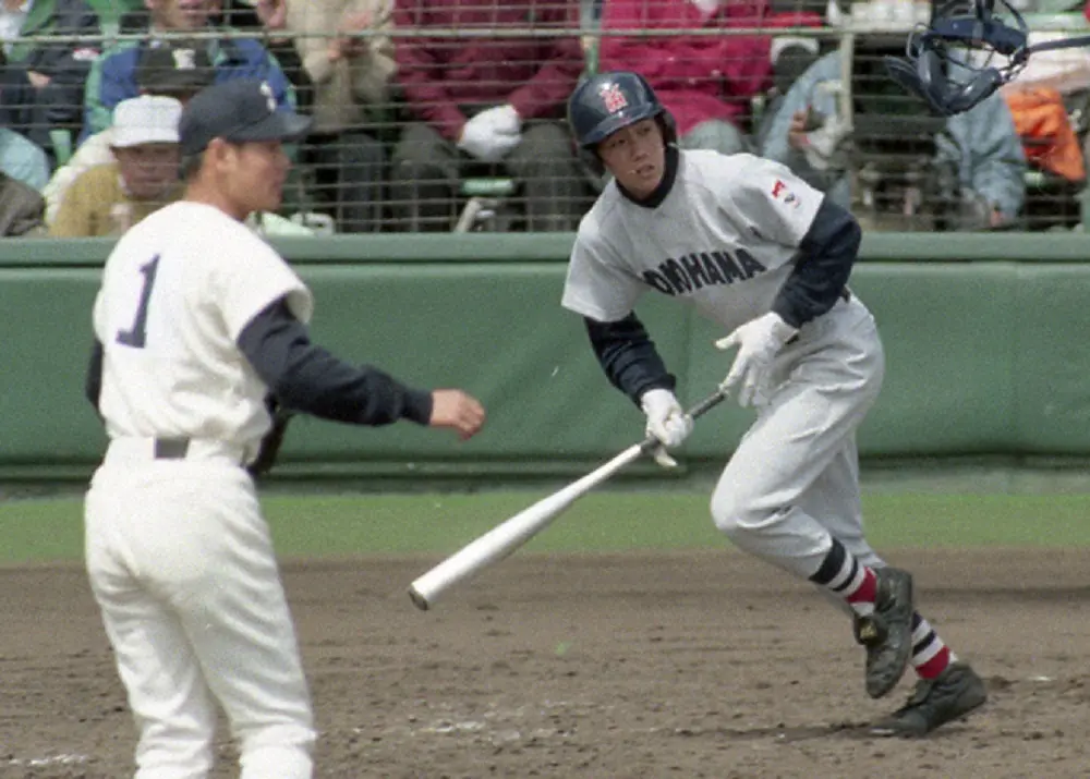 1998年、第70回選抜高等学校野球大会準決勝ＰＬ学園―横浜の７回１死二、三塁、横浜・松坂（右）がＰＬ学園・上重聡から敵失を呼ぶ三塁ゴロを放つ