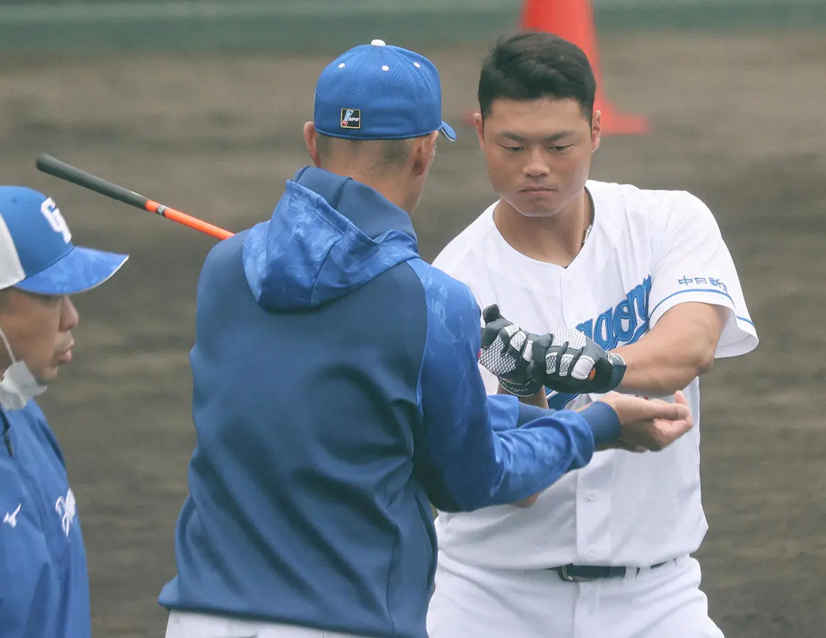 今年2月の北谷キャンプで、中日・和田一浩打撃コーチ（手前）から打撃指導を受ける細川