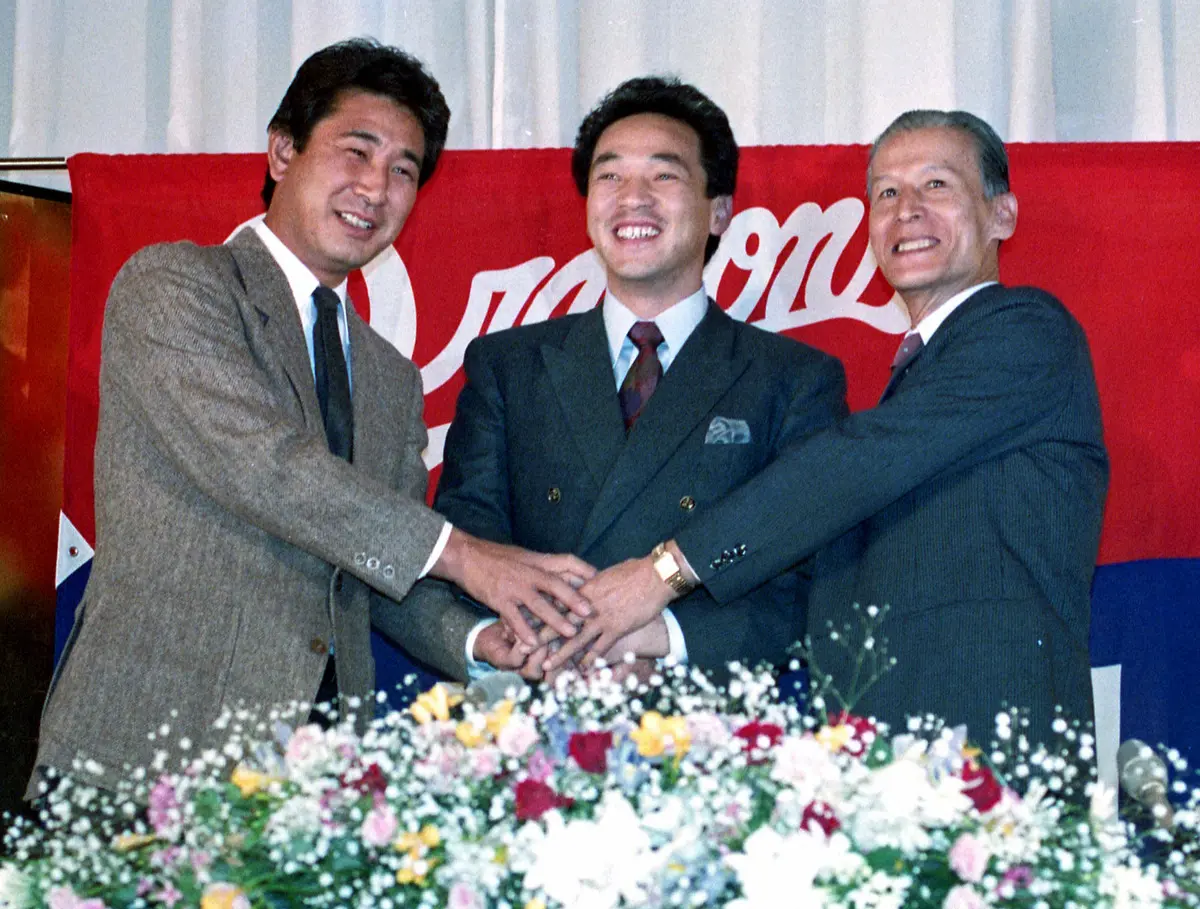 1986年、ロッテから中日にトレード移籍した落合は星野監督(左)、中山球団社長(右)とがっちり握手