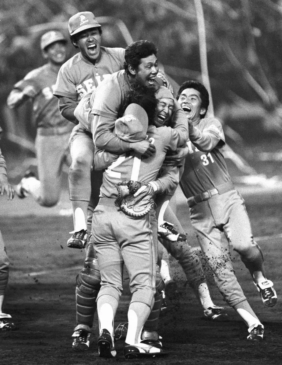 1982年10月30日、日本シリーズで西武が中日を下し日本一に。東尾修に田淵幸一は上から覆いかぶさるように抱きつく