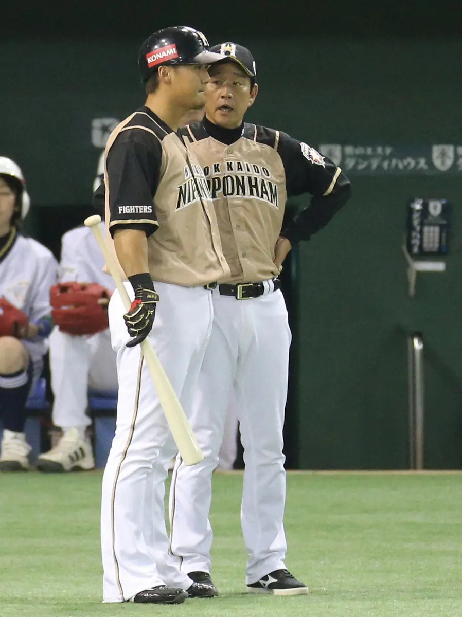 2012年、巨人との日本シリーズで中田（左）に声を掛ける栗山監督