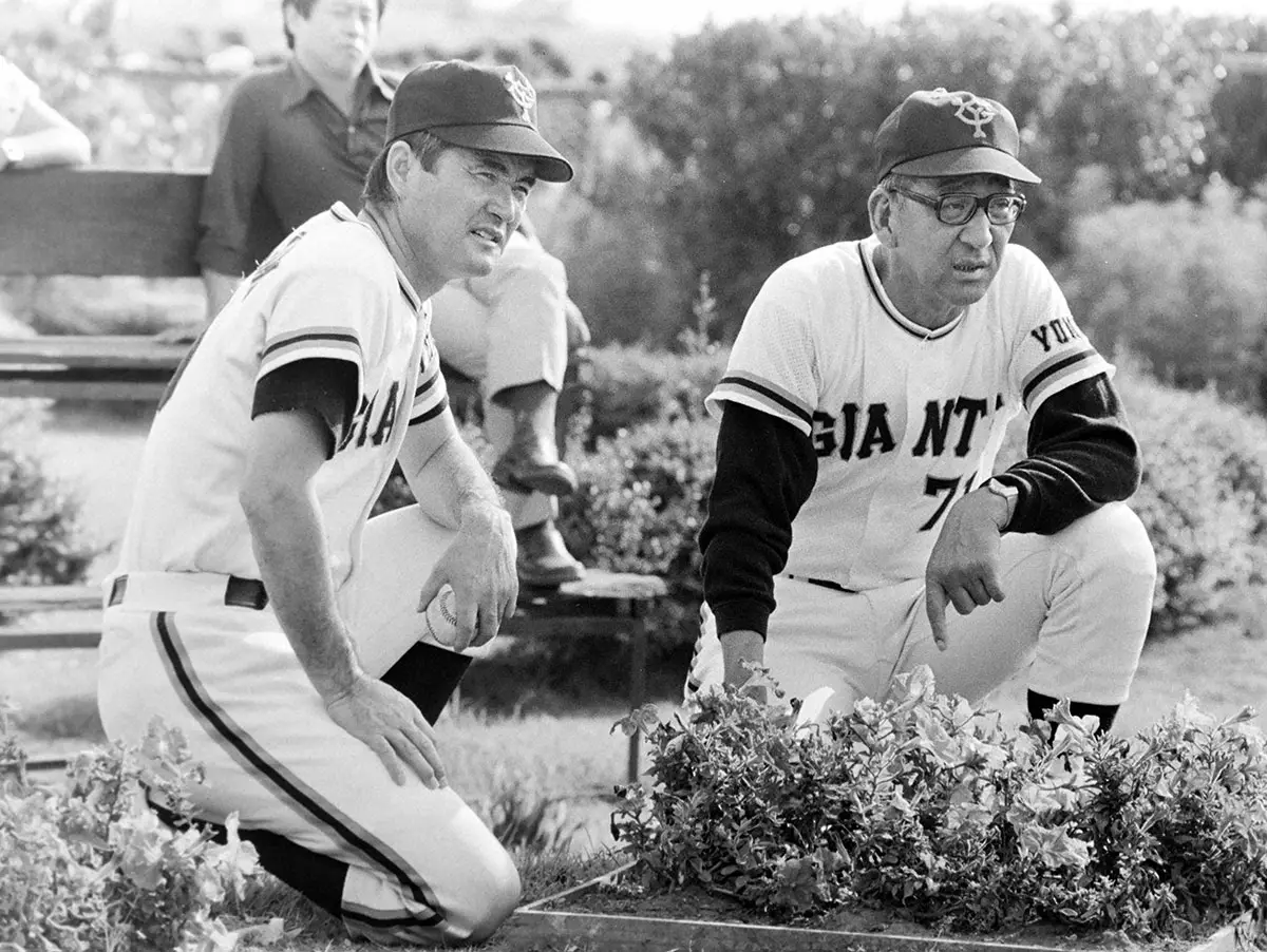 巨人コーチだった1977年7月、長嶋監督（左）と練習を見守る杉下茂氏