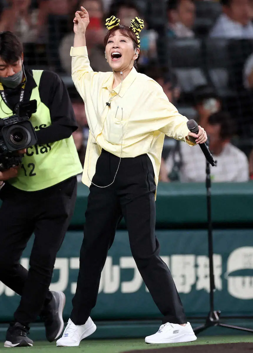 歌手・岩崎良美が甲子園で「タッチ」を熱唱　初めて甲子園に足踏み入れ「興奮した！」