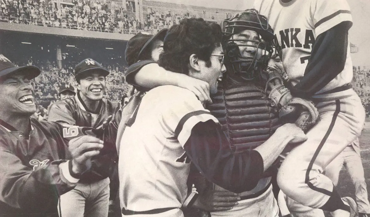 1973年10月、リーグ優勝を決め、（左から）松井優典、片平晋作、江本孟紀らナインと抱き合って喜ぶ南海の野村克也監督