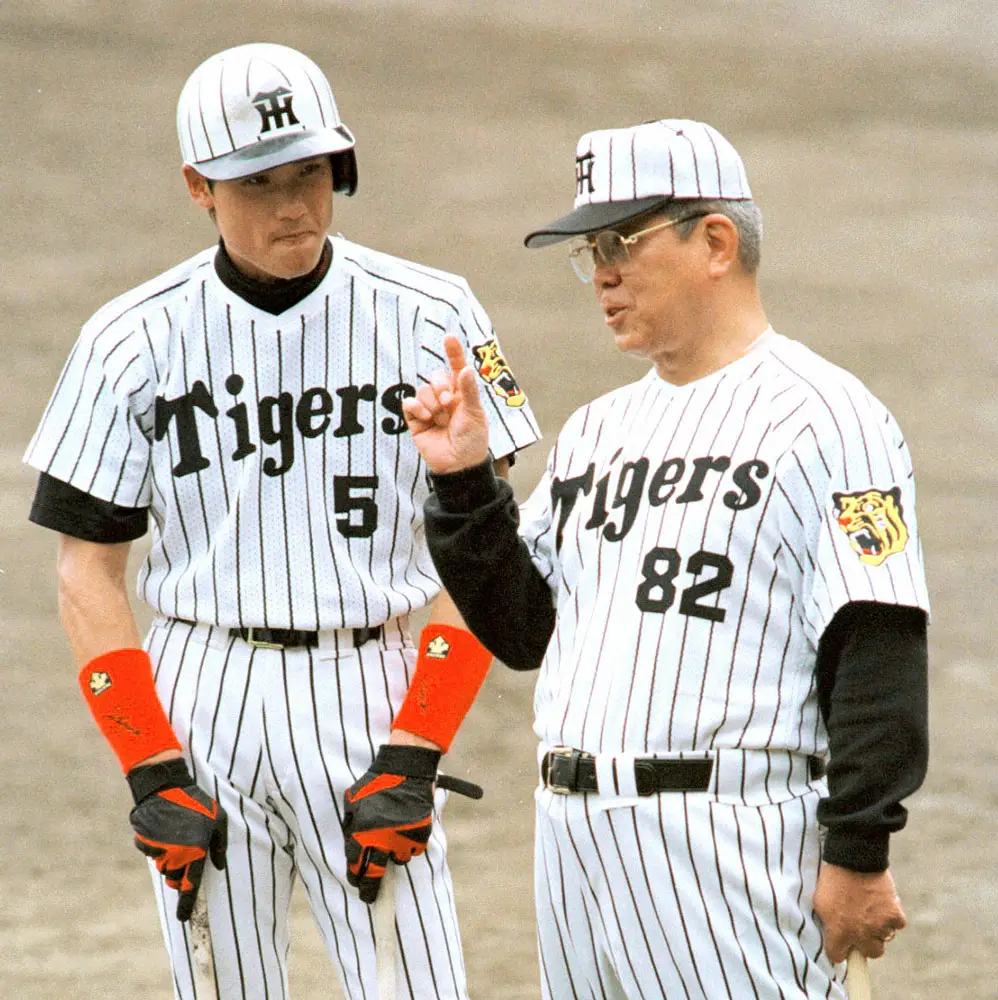 98年の安芸キャンプでフリー打撃練習後、新庄（左）に打撃のアドバイスをする阪神・野村監督