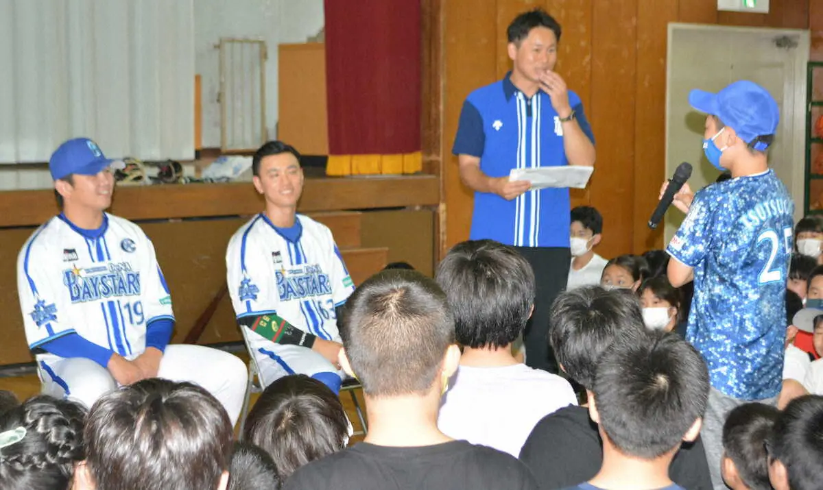 小学校訪問イベントで小学生の質問に答えるDeNA山崎（左）＆関根