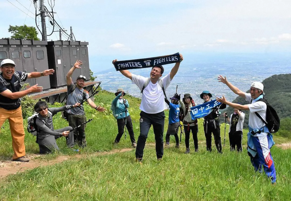日本ハムSC活動「ファイターズやま部」が第1回登山会開催　OBの岩本勉氏も参加