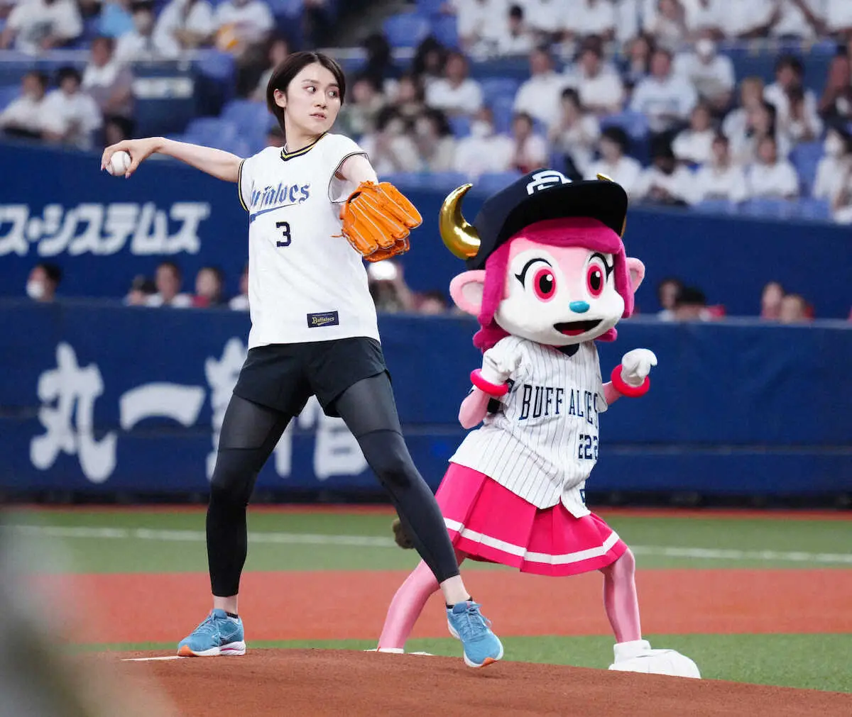 「ミス日本グランプリ」の吉岡恵麻さんが京セラドームで始球式　「95点」のストライク投球