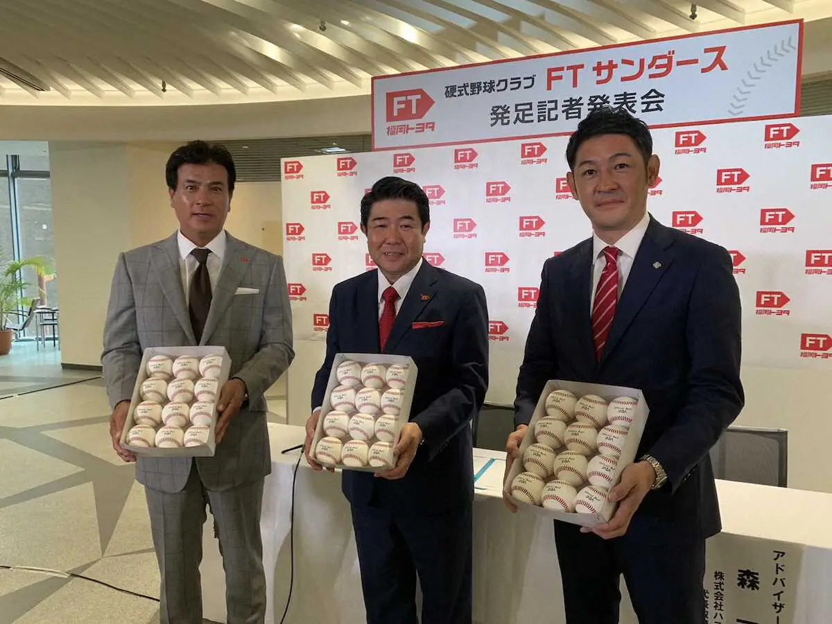 福岡トヨタ硬式野球クラブのGMに就任した森脇浩司氏（左）と福田義浩部長兼監督（中央）、森一馬アドバイザー（右）
