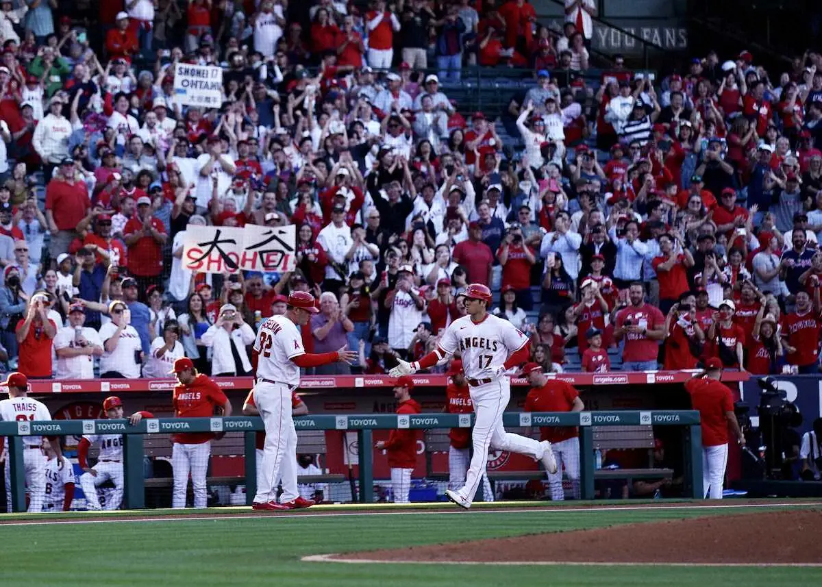 【画像・写真】エンゼルス・大谷　2戦連発27号！キング独走28号！　一発目は「兜の儀式」辞退で水原通訳が爆笑代役