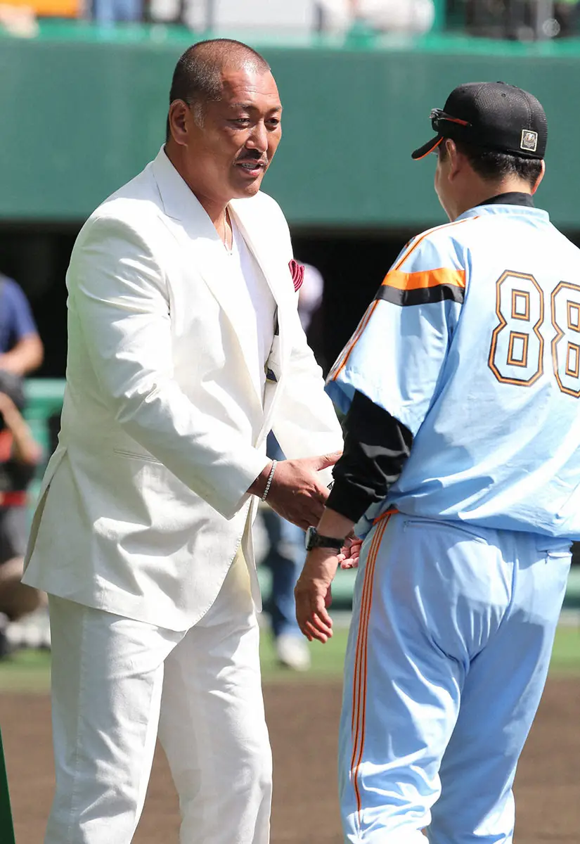 2014年2月、白いスーツ姿で巨人の那覇キャンプを訪問し、原辰徳監督（右）と談笑する清原和博氏