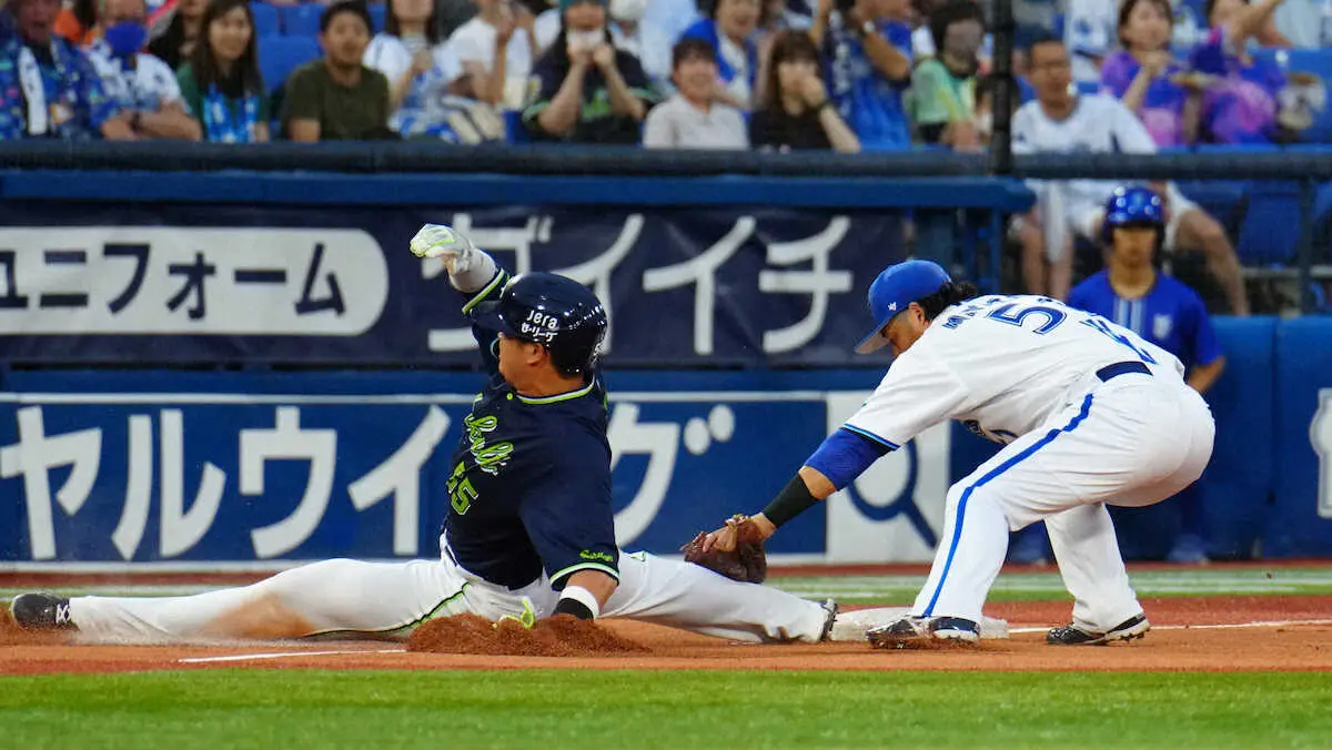〝村神様〟の足がベース離れちゃった…DeNA宮崎の好判断で三塁タッチアウト！