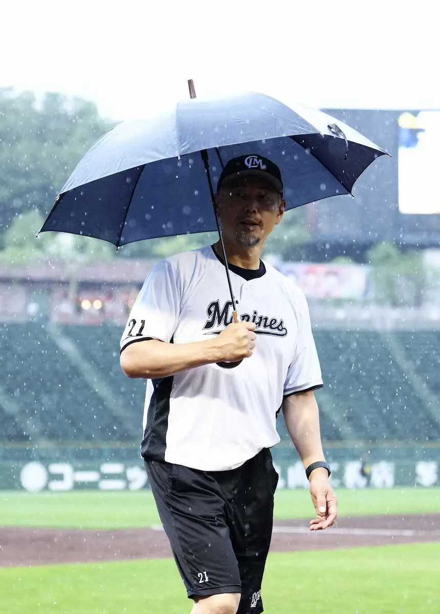 午後4時ごろから降り出した雨で試合は中止。グラウンドを出る吉井監督（撮影・長久保　豊）