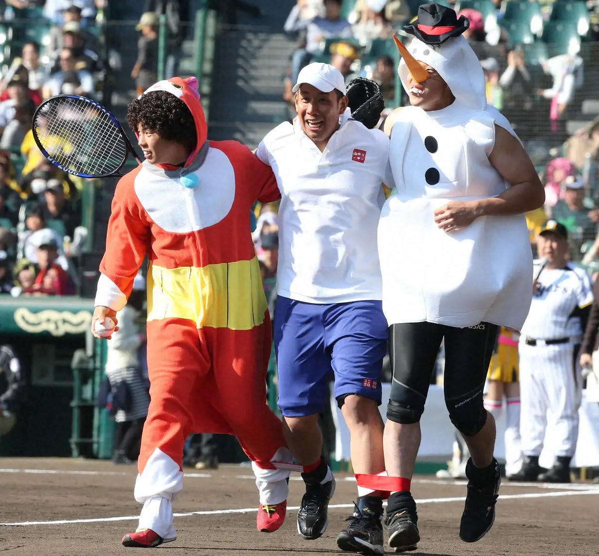 2014年の阪神ファン感謝デーのリレーで仮装する（左から）ジバニャン・梅野、錦織圭・山本、アナ雪のオラフ・横田氏