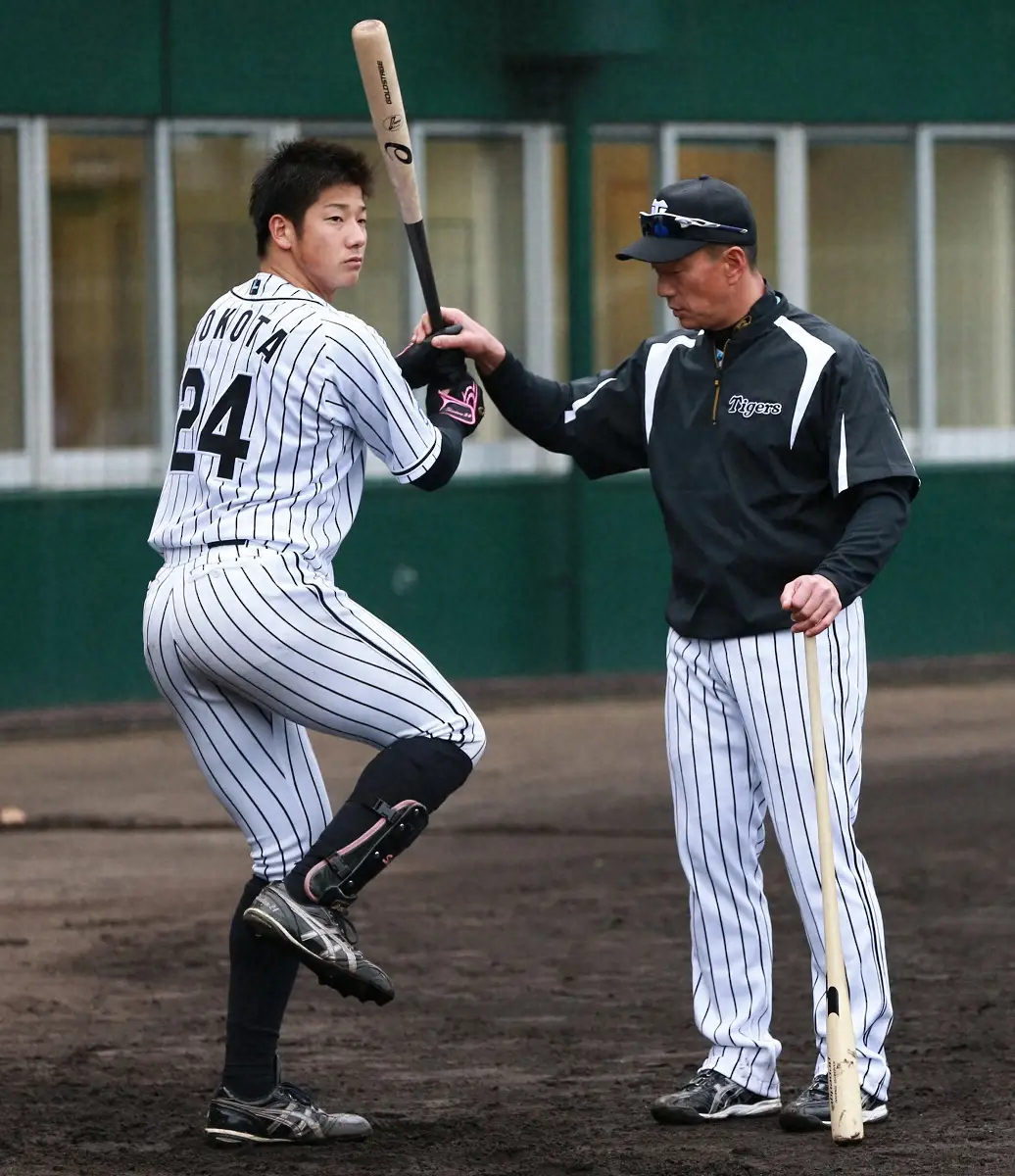 2016年春のキャンプ特打で金本監督（右）から指導を受ける横田慎太郎氏