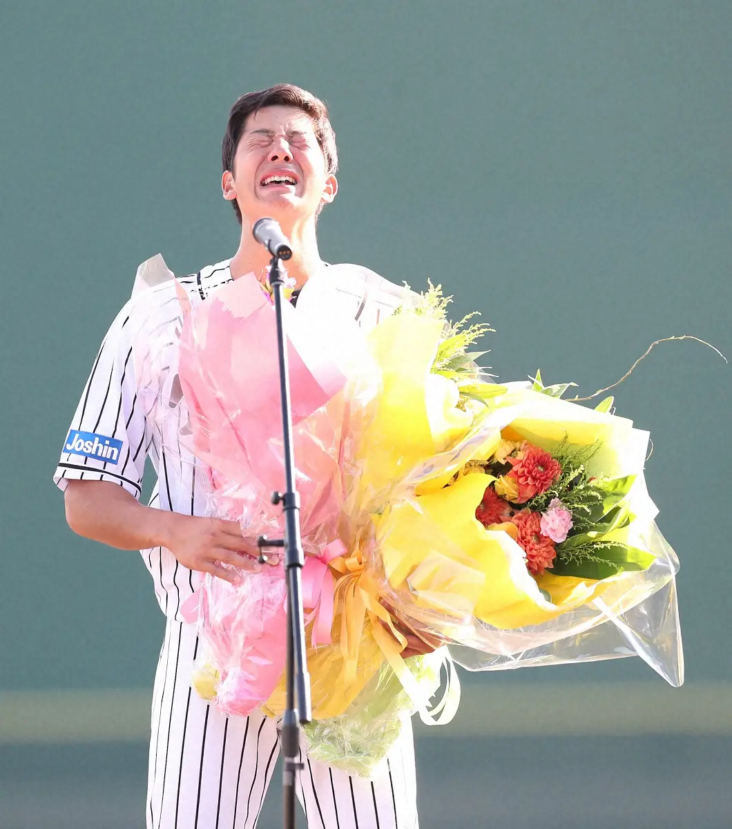 2019年、ウエスタン・リーグのソフトバンク戦で行われた引退セレモニーで涙を流しプロ野球選手に別れを告げた横田慎太郎氏