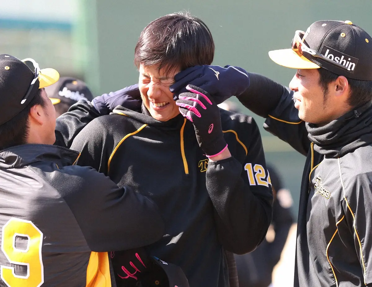 2019年3月、2軍練習で長坂拳弥（左）と江越大賀（右）にいじられる横田慎太郎氏