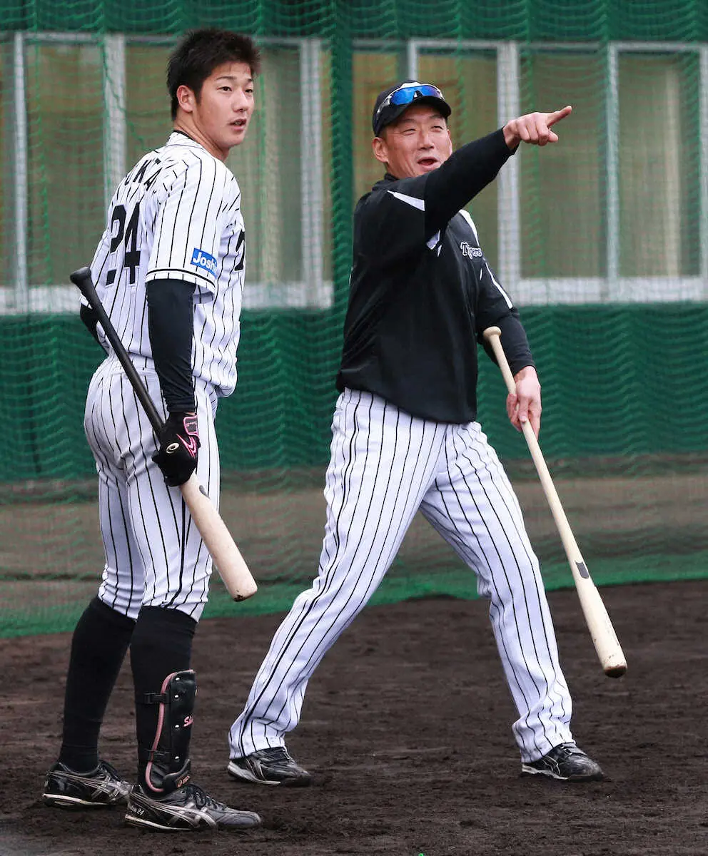 16年2月、宜野座キャンプで横田さん（左）を指導する金本監督（当時）