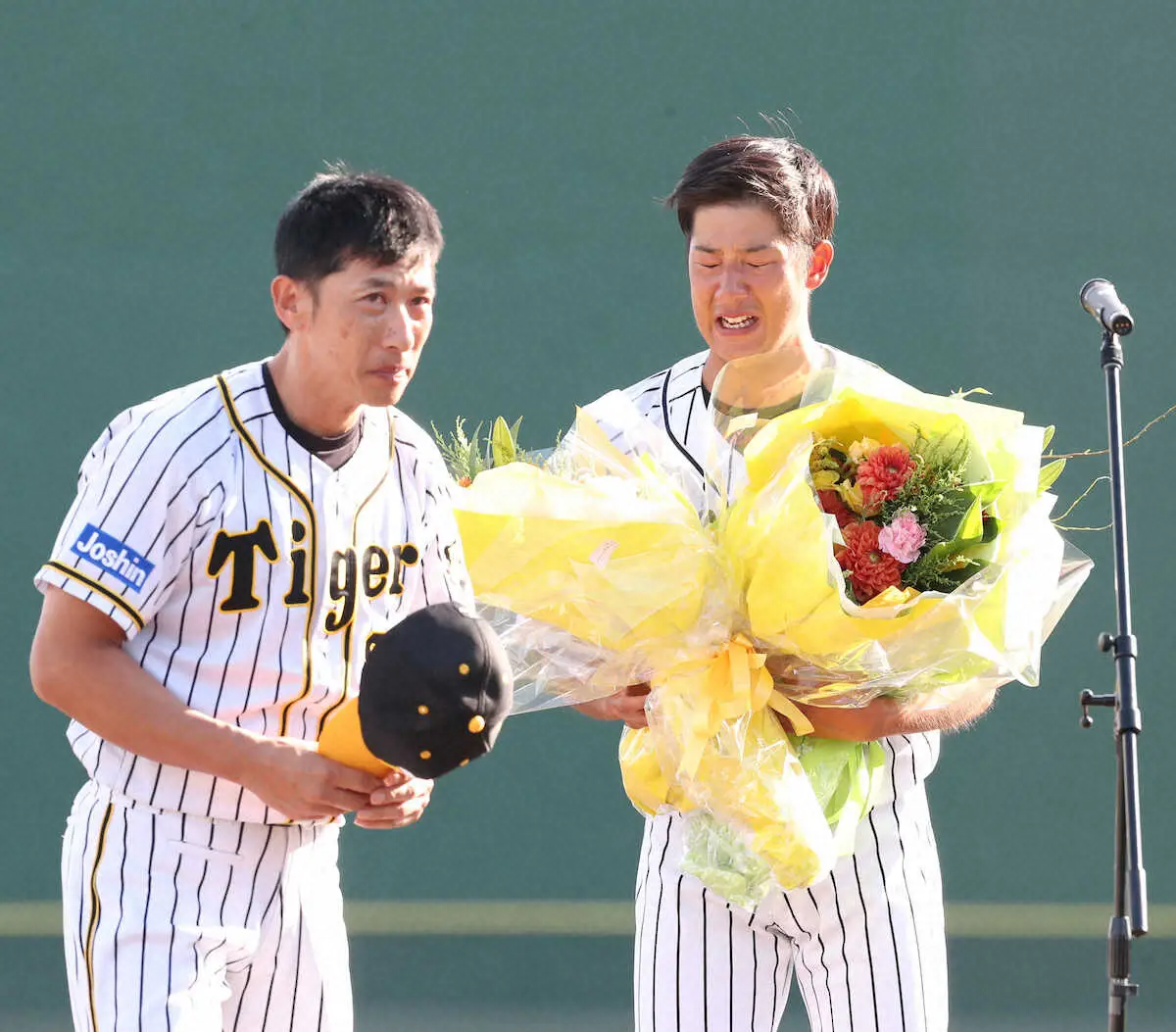 19年9月、引退セレモニーで矢野監督（当時）から花束を受け取った横田さん（右）