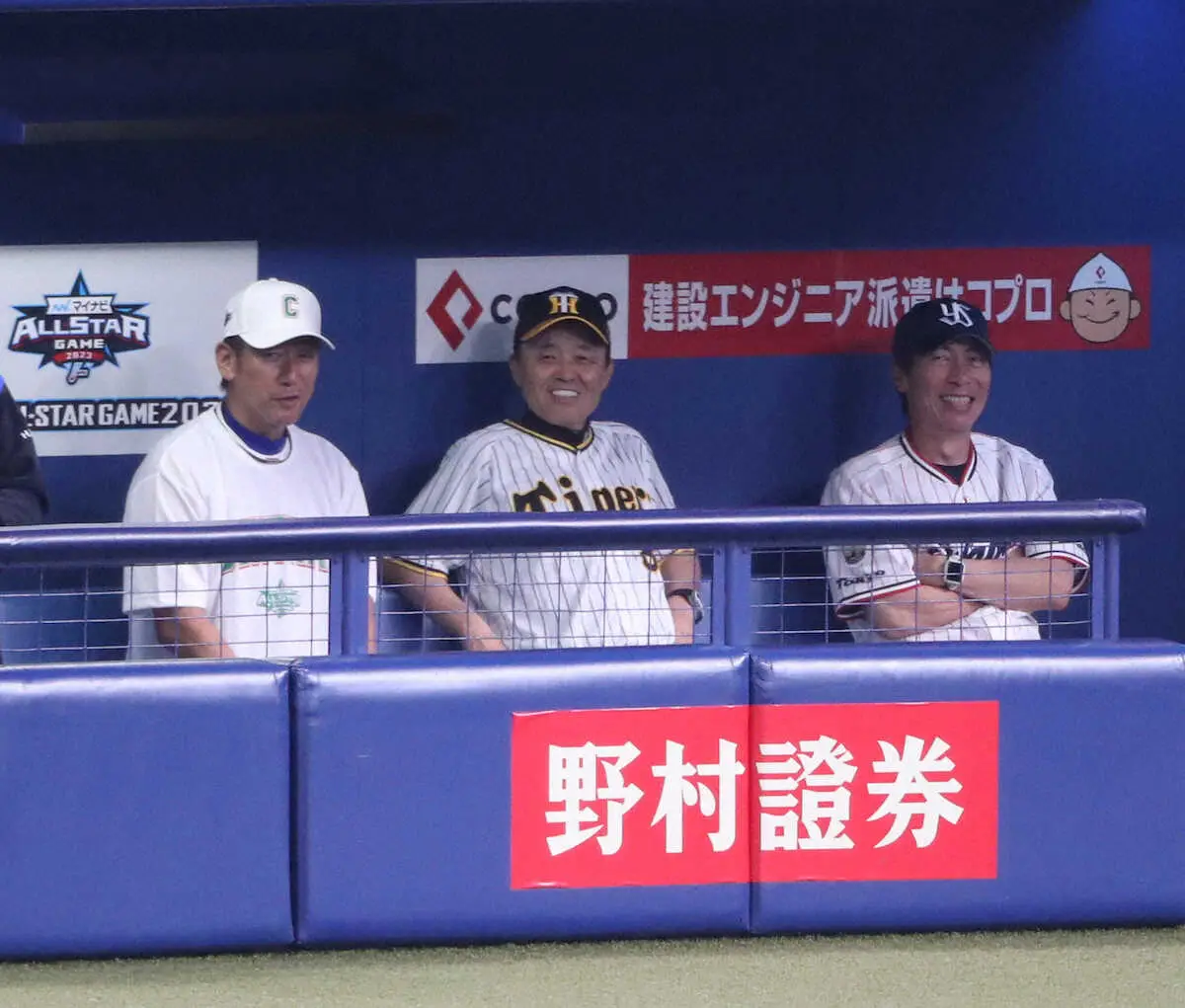 全セを指揮する（左から）DeNA・三浦監督、阪神・岡田監督、ヤクルト・高津監督