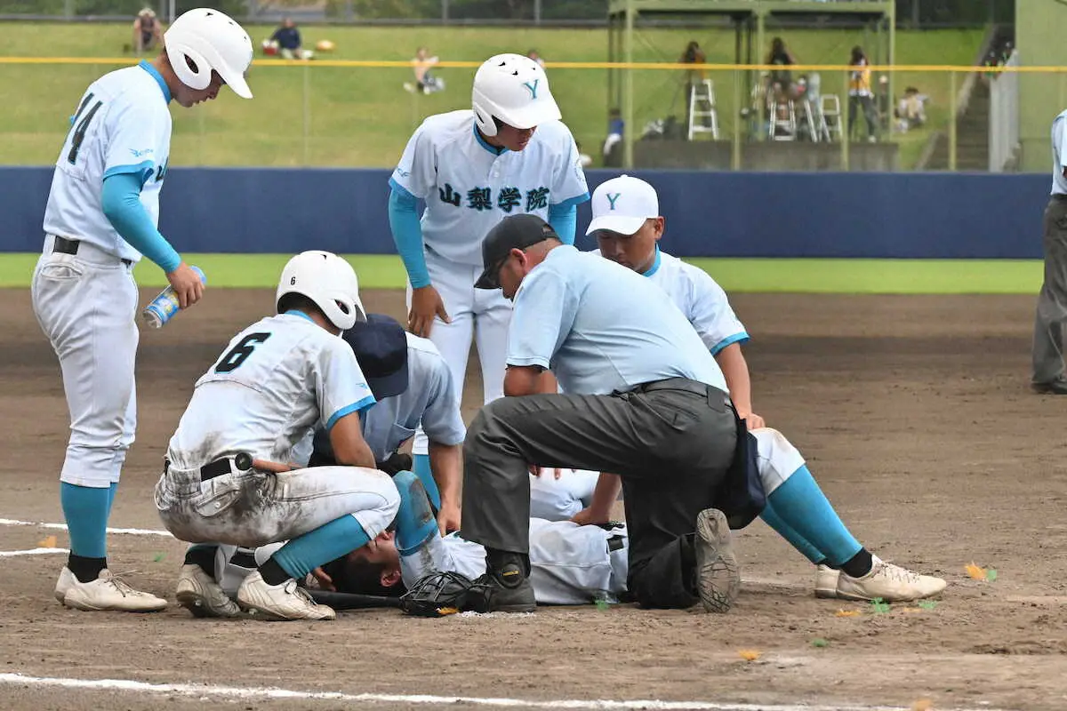 今春選抜V山梨学院　また頭部死球で正捕手負傷、担架で運び出される　準決勝・駿台甲府戦