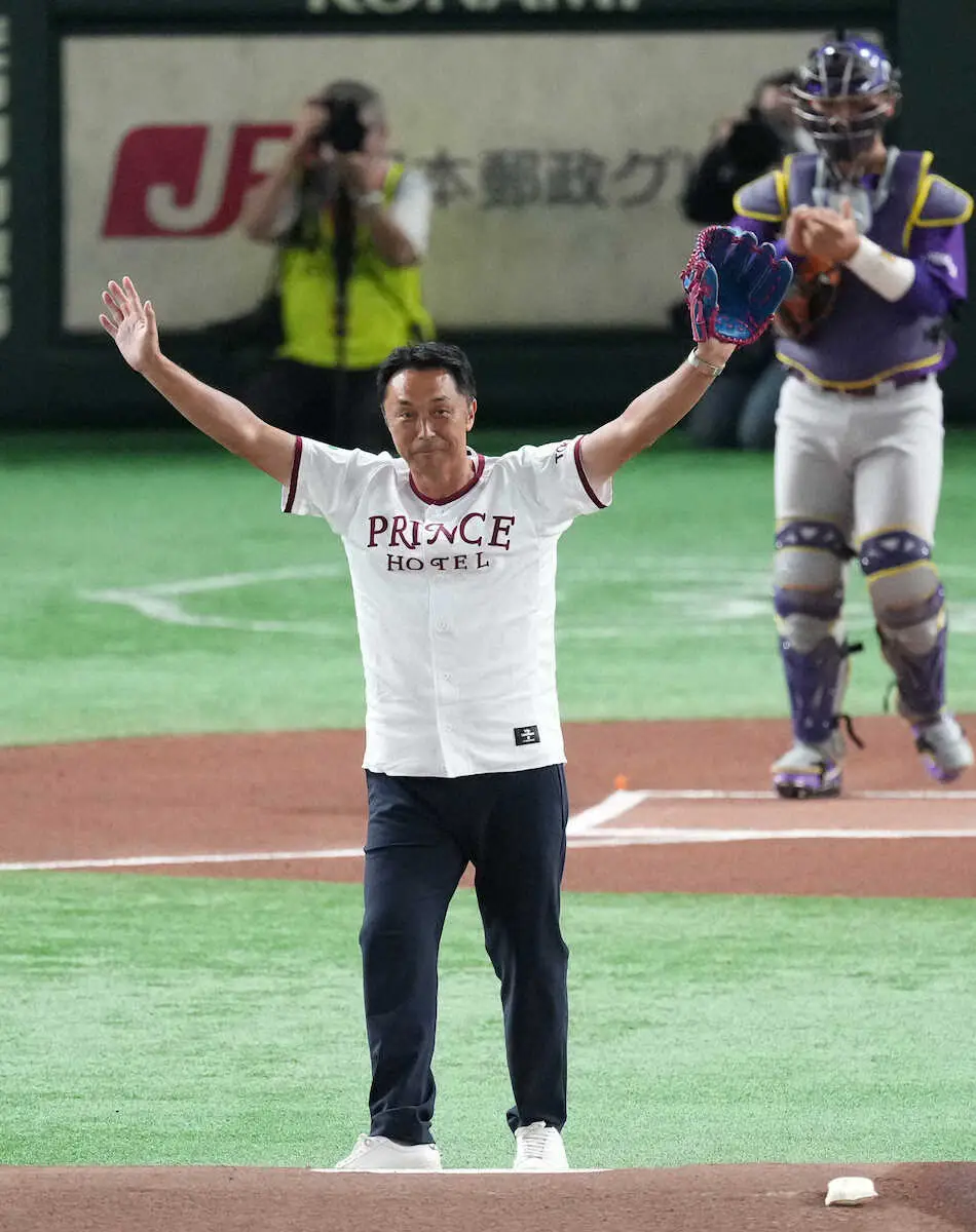 都市対抗決勝の始球式に元ヤクルト宮本さんが登場、見事なストライク投球