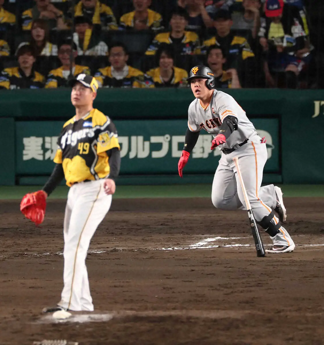＜神・巨＞6回2死一、二塁、岡本和は右中間へ同点の2点二塁打を放つ　（撮影・須田　麻祐子）　