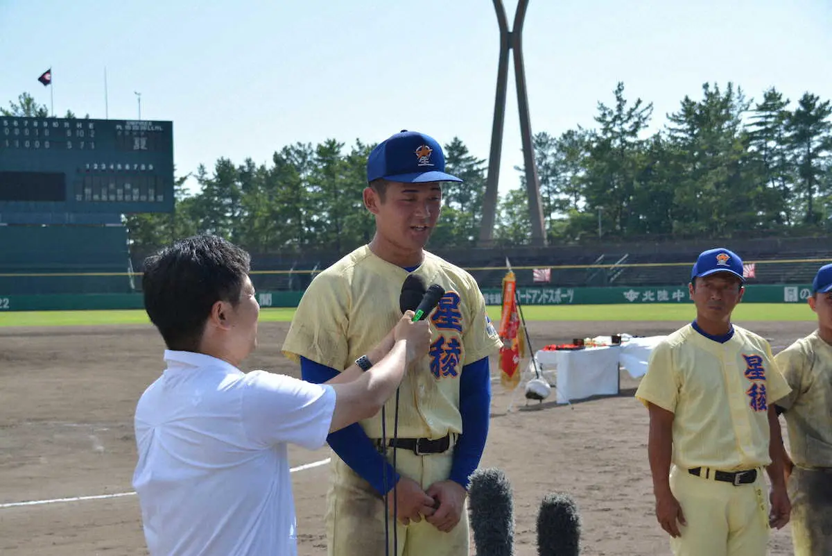 ＜高校野球石川大会　決勝＞8回に決勝打を放った星稜・萩原はヒーローインタビューを受ける　