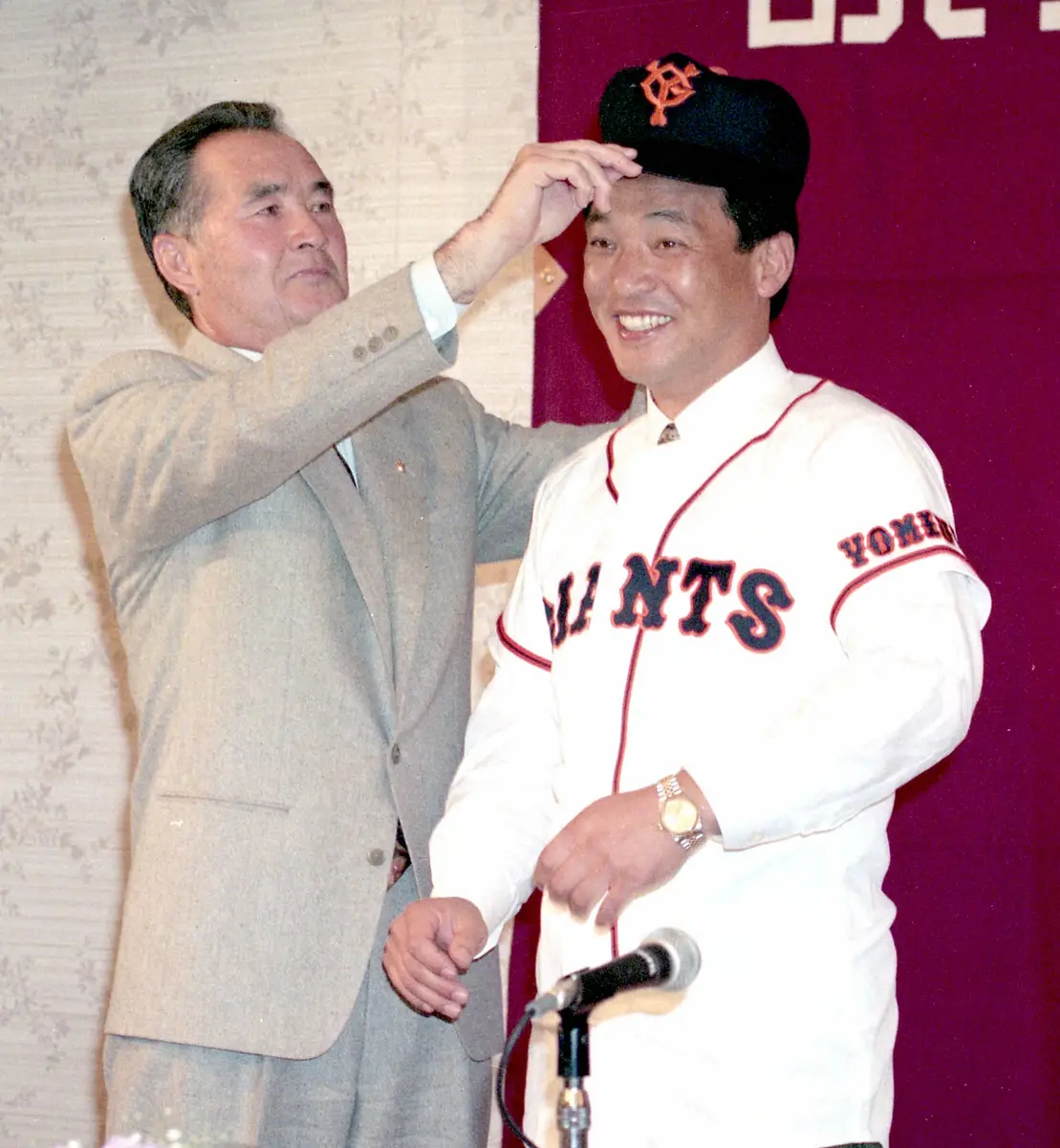 1993年の入団会見。巨人・長嶋監督からＧマークの帽子をかぶせられニッコリの落合氏