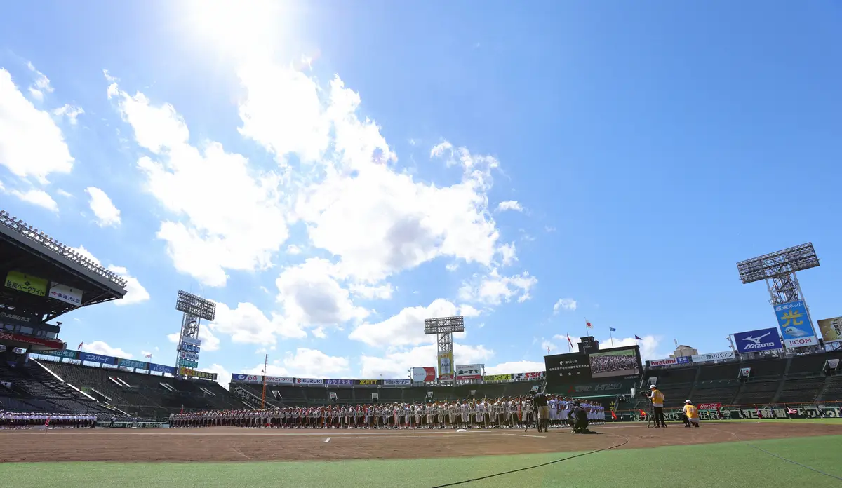 【画像・写真】【甲子園】開会式で4年ぶりにベンチ入り全選手が入場行進！背番19、20は史上初、先導役は“二刀流”