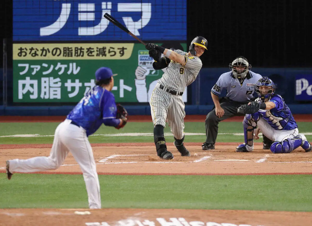 阪神・佐藤輝が貴重な2点二塁打　6回1死一、三塁で左中間へ　塁上でド派手ガッツポーズ！