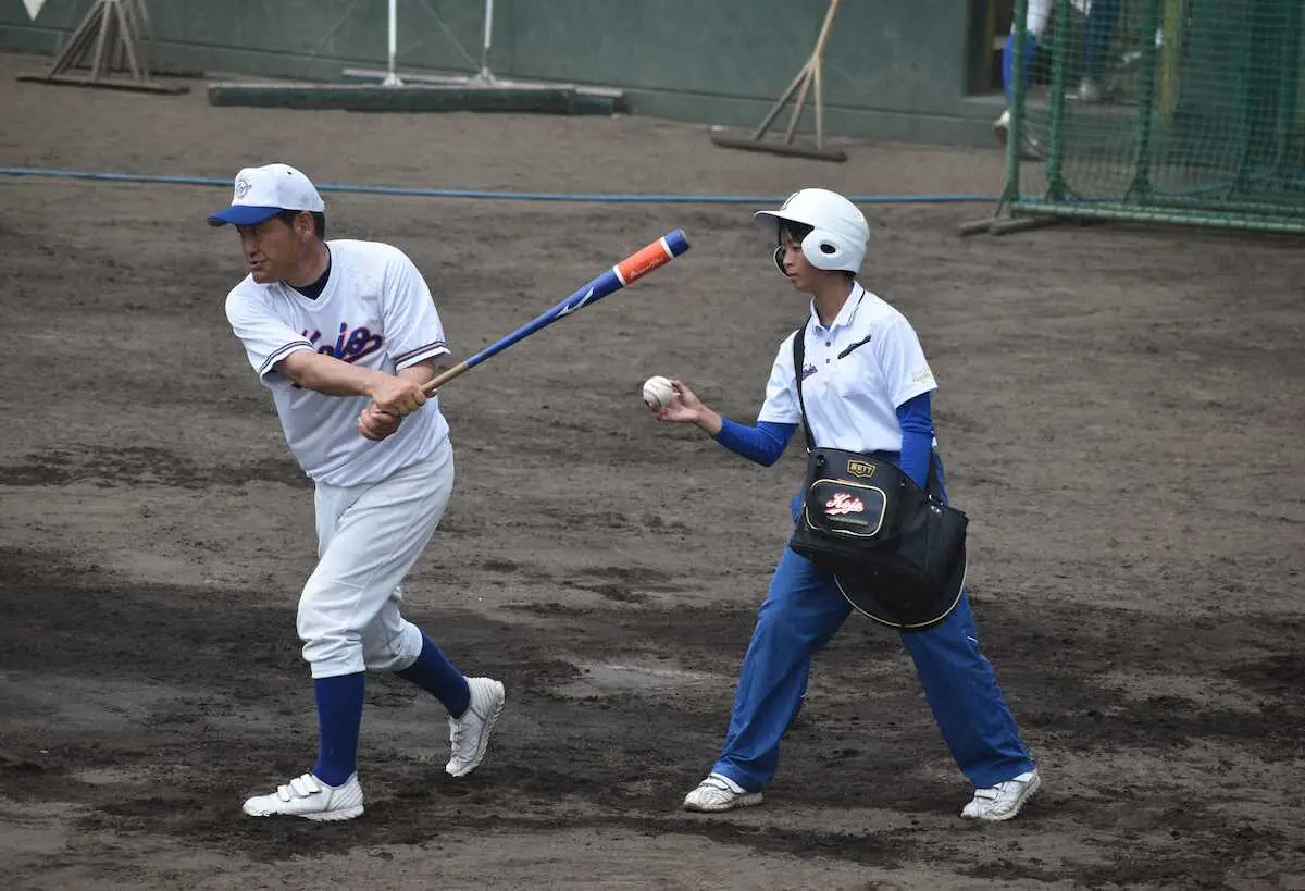 7日の練習で宇部鴻城の尾崎監督にボール渡しをする岡野マネジャー（右）