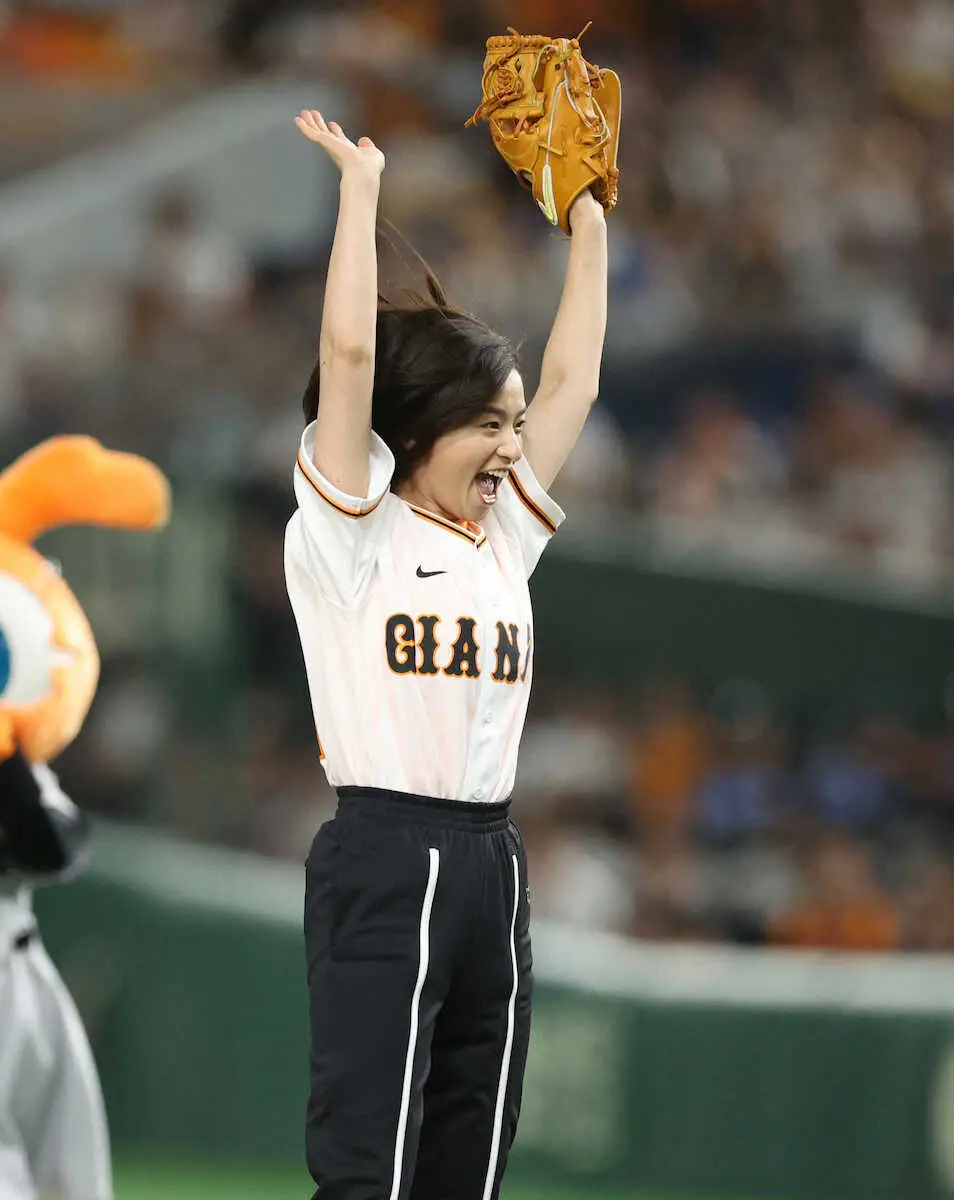 尾野真千子“伝統の一戦”始球式は「90点」　同郷・岡本和真との記念撮影喜ぶ「母と一緒に応援します」